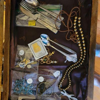 Jewelry, buttons & utensils