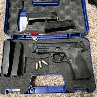 Smith & Wesson 40 caliber comes with 6 magazines, only 4our showing