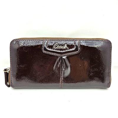  Brown Patent Leather Coach Wallet in Brown - Top Zipper Closure - Lots of Space for Credit Cards & Essentials