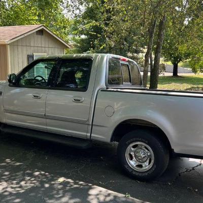 Ford F-150 SuperCrew with 5.4 L V8, automatic transmission, 2WD 