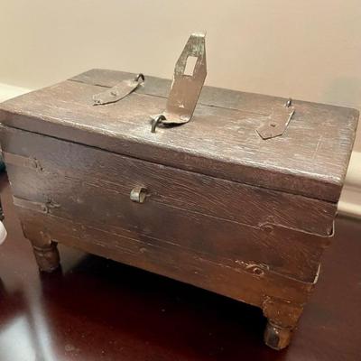 Small primitive box