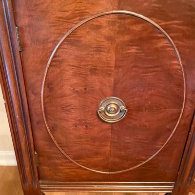 Beautiful Sideboard, good size and very nice construction and size