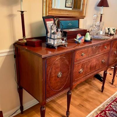 Beautiful Sideboard, good size and very nice construction and size