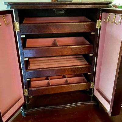 Many small jewelry boxes