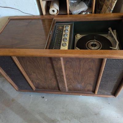 Working vintage Magnavox console radio & record player