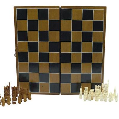 FINELY CARVED CHINESE CHESS SET WITH CASE