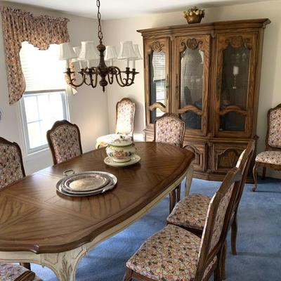 Quality Century dining set w/ set of 8 custom uphol. chairs, excellent condition