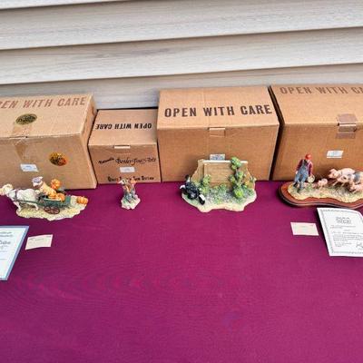 (4) Little Critters In Boxes Feat. Welcome Mat
