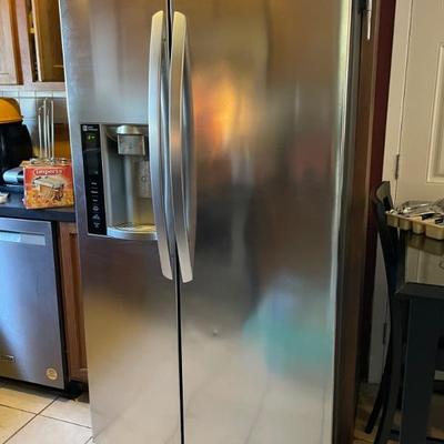 Nice side by side LG refrigerator 