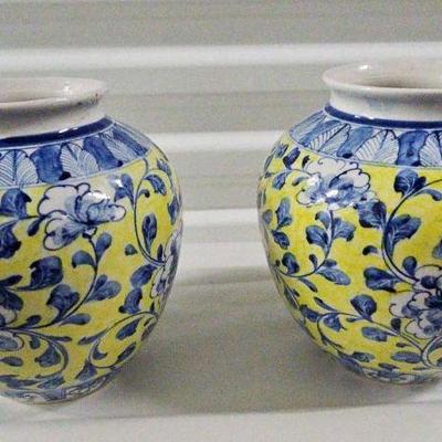 FTH141-Exquisite Pair Of Chinese Vases