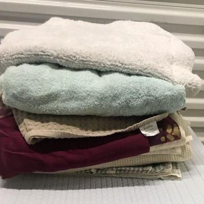 FTH139 - Fine Tablecloth & Blankets & Towels Mystery Lot