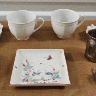 FTH198-Vintage Vignette Of Artistic Trinkets And Collectibles