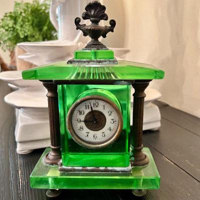 Vintage green Uranium glass art deco clock from Japan