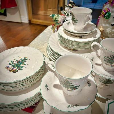 Nkko Ceramics "Happy Holidays" china set