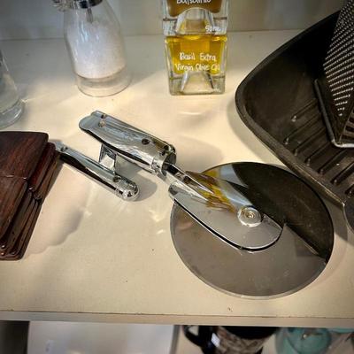Star Trek pizza cutter shaped like USS Enterprise