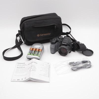 Fujifilm Digital Camera FinePix S1500 w/ Samsonite Camera Bag