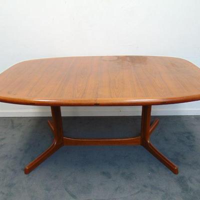 Dyrlund teak dining table 