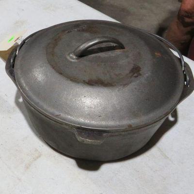 Lodge cast iron pot with lid