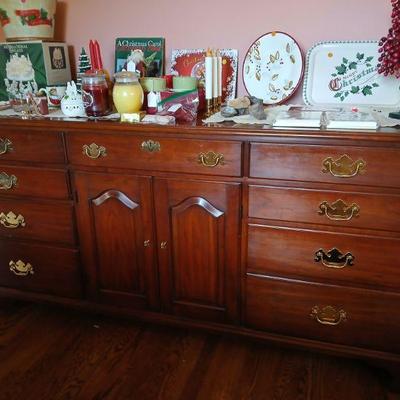 Beautiful Henkel-Harris cherry wood dresser!