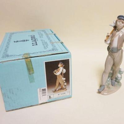 1019	LLADRO PORCELAIN FIGURE W/ BOX *WANDERING MINSTREL* APPROXIMATELY 10 IN HIGH 
