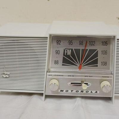 1256	VINTAGE MOTOROLA FM TABLE TOP RADIO
