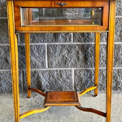 Antique Edwardian Inlayed Mahogany Bijouterie Display Table With With Beveled Glass Top And Sides With Key