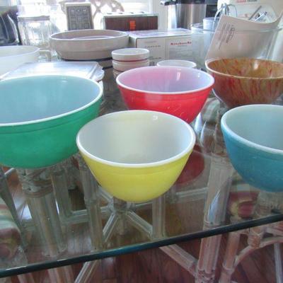 Sale Photo Thumbnail #191: Pyrex 401, 402 & 403 primary mixing bowls