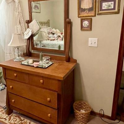 beautiful vintage/antique dresser w/attached mirror