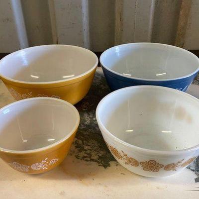#8122 • (4) Pyrex Bowls