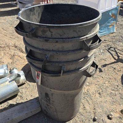 #80700 • (5) Rubbermaid Roughneck Trash Cans