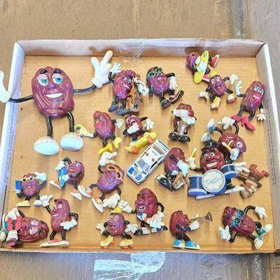 #3028 • (21) Raisin Figurines
