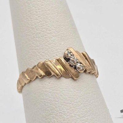#804 • 10k Gold 3 Diamond Ring, 1.28g
