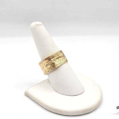 #750 • 14K Gold Etched Band Ring, 1.97g
