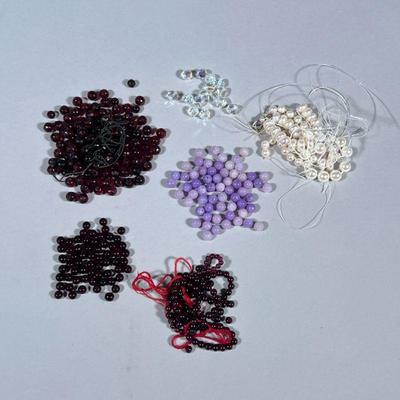 LOOSE JEWELRY BEADS & PEARLS | Mixed lot of loose pearls, glass beads and others for jewelry making.

