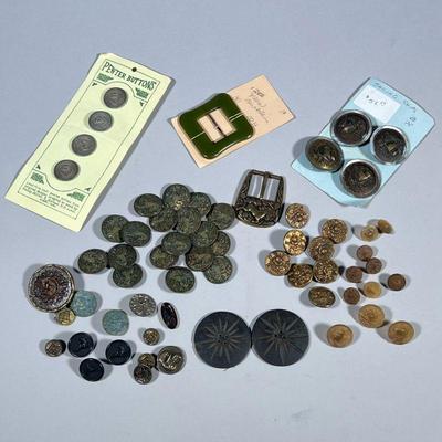 MIXED LOT BUTTONS & BUCKLES | Large mixed pot of buttons & buckles including: pewter floral buttons, rose buttons, lion buttons,...