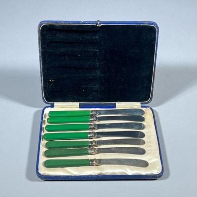 (7pc) SILVER PLATE BUTTER KNIVES | Set of 7 electroplated nickel-silver butter knives in case, marked “EPNS” - l. 6.25 in

