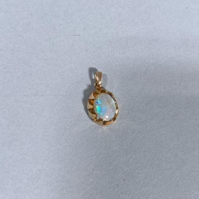 14K GOLD & OPAL PENDANT | Designed as a 14K yellow gold pendant with Opal mounting, marked “14K” total weight: 1.5 g - l. 10 mm (Opal)

