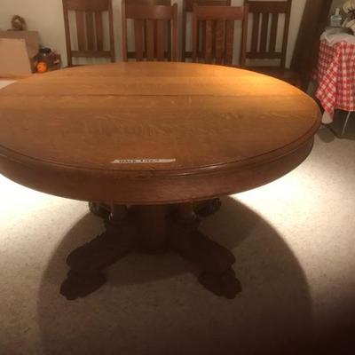 Round oak table with claw feet and 4 leaves