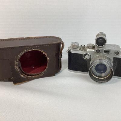 CT904 Vintage Leica DRP Ernst Leitz Wetzlar Camera	A vintage Leica DRP Ernst Leitz Wetzlar camera with a detachable view finder and...
