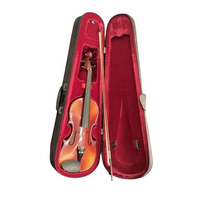 ROMA566 Violin In Case	Violin in case with bow and attachments. One of the fine tuners is bent.
