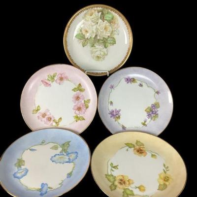 KAAR543 Vintage Handpainted And Signed Dinner Plates - Limoges Style	5 handpainted plates all signed. The four unmarked plates are signed...