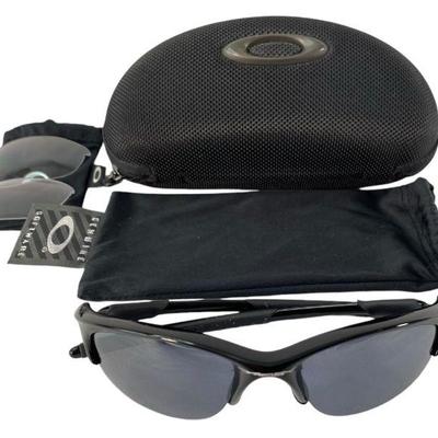 WATA913 Oakley Sports Wrap Half Jacket Frame With Spare Clear Repacment Lenses	These Oakley sunglasses come with a case, two pouches, and...