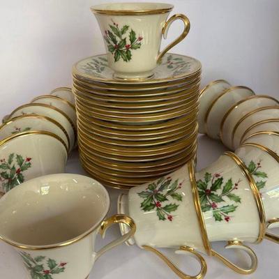 Lot of 20 Lenox Christmas Holiday Tea Cups & Saucers
