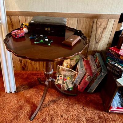 Drop Pie Crust Table