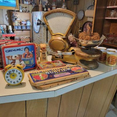 Vintage Lunch Boxes, Scale
