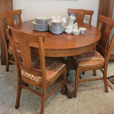 Table with 6 chairs and 3 leaves