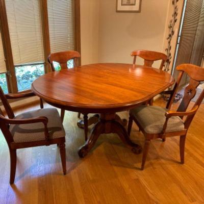 Ethan Allen Round Leaf Table w/ Matching 4 Armchairs - Made in America	