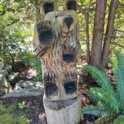 Huge Carved Wooden Bear Totem Pole - Rustic Charm	