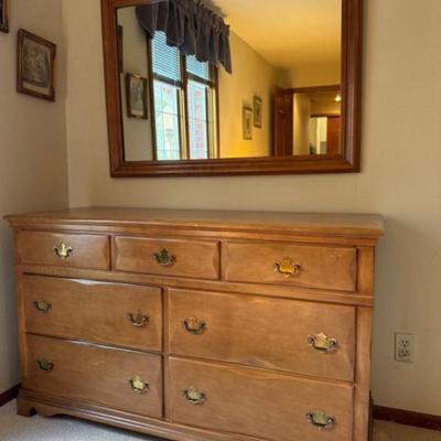 Kroehler 7-Drawer Dresser w/ Solid Wood Mirror In Beveled Frame	
