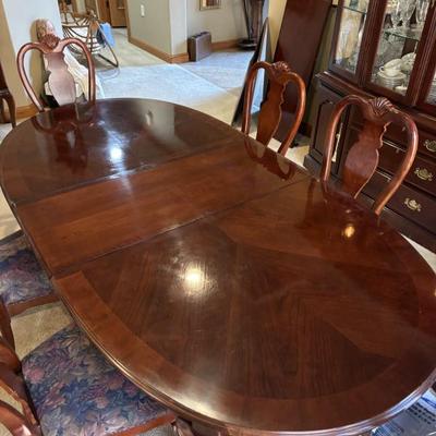 Bernhardt Table w / 8 Chairs
